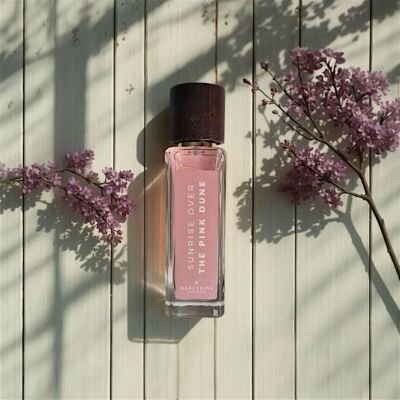 Celebryckie perfumy pachnące jak nisza? Owszem! To zdecydowanie Sunrise over the Pink Dune od Marceliny Zawadzkiej!Perła! Cudo! No oszalałam na ich punkcie! Wiecie co mnie najbardziej urzekło w tym zapachu? Realizm drewna. To nie są perfumy o drewnie – to są perfumy z duszą drewna. Uniseksowe do granic możliwości. Aromat jest bardzo spójny, mocno osadzony w hipnotyzująco drzewnym tonie. Wanilia nie jest cukierkową królową balu, a raczej delikatną wstęgą, która łagodzi kanty. A bursztyn? Dopełnia tło w ciepły, złotawy odcień. To wszystko tworzy klimat jak z obrazka. Hipnotyzujący i drogi w odbiorze i szczerze? W blind teście spokojnie mogłabym uwierzyć, że to dzieło niszowego nosa z Paryża, a nie zapach celebrytki z Rossmanna. Między innymi właśnie dlatego tak bardzo mnie zaskoczył, a ja mam buteleczkę w kolekcji na stałe.

Pachnącego!

Marcelina Zawadzka | Sunrise Over The Pink Dune | Perfumy | Blogerka | Recenzje perfum | Rossmann

slodkapaczulablog sweetpatchouli marcelinazawadzka sunriseoverthepinkdune perfumy rossmannpl perfumyniszowe perfumymainstream nutydrzewne