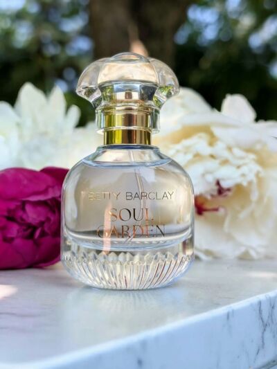 A co powiecie na perfumy pachnące bezem, liliami i innymi ogrodowymi kwiatami?Betty Barclay Soul Garce recenzja!

Soul Garden to perfumy mocno kwiatowe, bez kompromisów. Wydawałoby się, że wnętrze kryje zwiewną wiązankę kwiecia, a tymczasem to prawdziwa, konkretna florystyczna bomba — pełna, dojrzała i nasycona. Momentami ciasna i intensywna, lecz finalnie układa się przyjaźnie i zaskakująco nastrojowo. Króluje w nich bez oraz lilia, ale nie braknie przełamania chrupkim jabłkiem. Zapach potrzebuje chwili, by złapać głębszy oddech i w końcu zaprosić na aromatyczny spacer po ogrodzie. Najpierw oszałamiającym, pełnym barw, potem kojącym i przyjemnie znajomym.

Trwałość? Na ciele koło 4–5 godzin. Projekcja? Na początku szeroka i śmiała, po czym przyjemnie się tonuje i staje bardziej intymna.

Bardzo jestem na tak!!!

Pachnącego!

🇬🇧🇬🇧🇬🇧

How about a perfume that smells like lilac, lilies, and other garden flowers?

Betty Barclay Soul Garden review!

Soul Garden is a truly floral fragrance, with no compromises. You might expect a delicate bouquet inside, but instead, it’s a real, solid floral bomb — full, mature, and saturated. At times, it feels dense and intense, but ultimately it settles into something friendly and surprisingly atmospheric. Lilac and lily take the lead here, but there's also a crisp apple note that adds a refreshing twist. The scent needs a moment to catch its breath before it invites you on an aromatic garden stroll. First, it dazzles with vibrant colors, then it soothes with a pleasantly familiar charm.

Longevity? About 4–5 hours on the skin.
Projection? Bold and expansive at first, then it softens nicely into something more intimate.

I’m totally here for it!

Stay fragrant!

Betty Barclay | Soul Garden | Perfumy | Recenzja | Blogerka | Reviews | Perfumes

slodkapaczulablog bettybarclayfragrances prgift flowerperfume lilia bez zapachdnia rocsgrey_agency